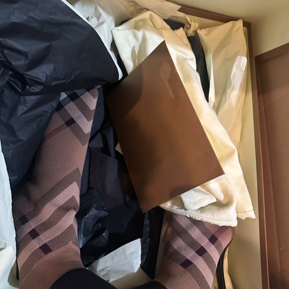 Burberry boots, worn once. It comes with the box, bag, authenticity card - Picture 5 of 10